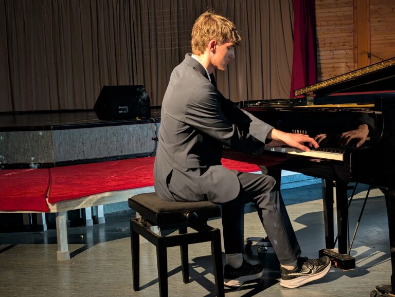 PXL_20260423_173707743